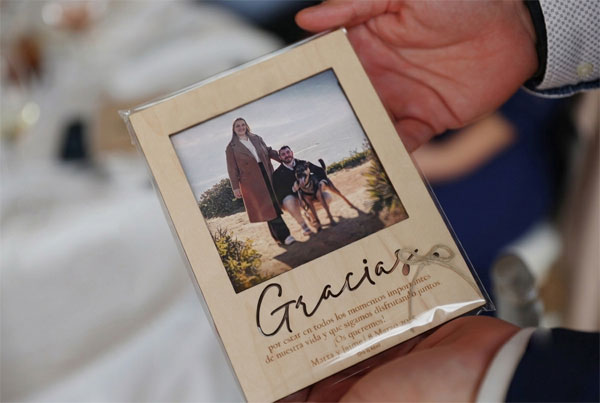 Imant porta retrat de fusta personalitzat amb un missatge molt especial per a regalar a germans i amics el dia del casament